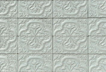 Vagues Serlio. Finition supérieure du socle d'une maison espagnole avec des motifs décoratifs Serlian. Carreaux de céramique peints en gris.