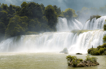 Obraz premium Ban Gioc - Detian waterfall in Vietnam. One of the best waterfalls in northern Vietnam. Panoramic view