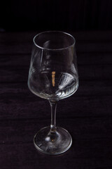 copa de cristal en fondo negro en catalogo de vajillas