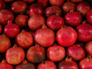 Fototapeta na wymiar fresh pomegranates at the market