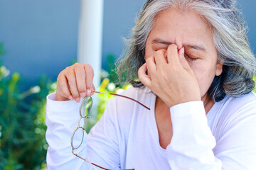 Asian elderly women have vision problems. Have eye pain. Eye disease in the elderly. cataracts,...