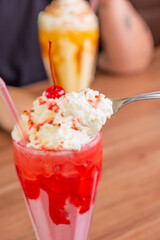  Sorvete Sundae com cereja 