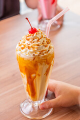  Sorvete Sundae com cereja 