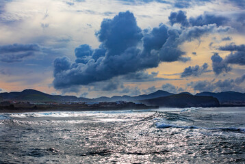 Fototapeta na wymiar Stürmischen Meer mit hohe Wellen an der Küste von Ribeira Grande, Insel Sao Miguel, Azoren, Portugal, Europa