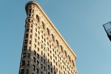 Fototapeta na wymiar NEW YORK, USA - March 19, 2018 : Flat Iron building facade on March 19, 2018. Completed in 1902, it is considered to be one of the first skyscrapers ever built