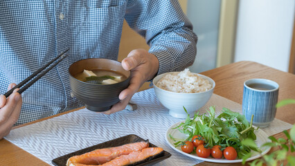 味噌汁を飲む人｜和食を食べる男性