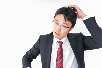 身だしなみを整えるビジネスマン・抜け毛イメージ