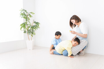 幼稚園でお遊戯をする子どもと先生