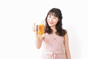 グラスを持ちビールを飲む若い女性