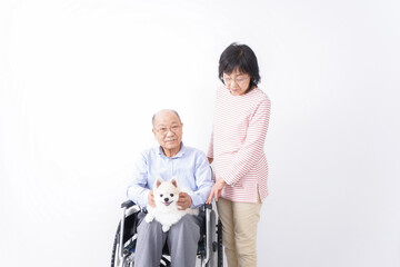 犬を飼う高齢の夫婦