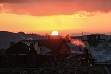 Belgique ville Arlon toit coucher soleil fumee chauffage co carbone ozone ciel nuit