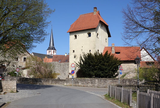 Kirche und Erlacher Tor in Sulzfeld am Main