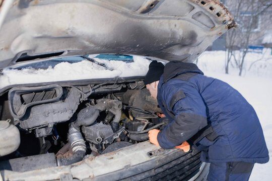 Mechanic Fixing Car Breakdown Images – Browse 37,998 Stock Photos ...