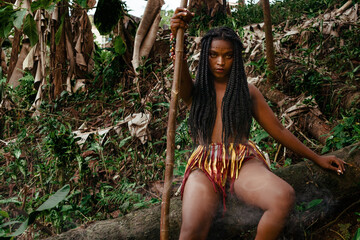 Mujer nativa afroamericana en la selva muestra su cultura - obrazy, fototapety, plakaty