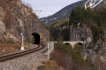 Landwasserviadukt mit Portal des Landwassertunnels in der Schweiz (UNESCO-Weltkulturerbe) der Rhärtischen Bahn.