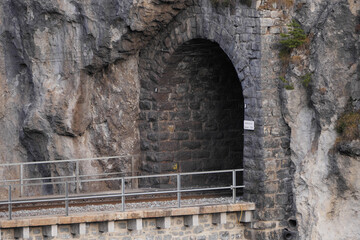 Tunneleingang des Landwasserviadukts mit Portal des Landwassertunnels in der Schweiz (UNESCO-Weltkulturerbe) der Rh&auml;rtischen Bahn.