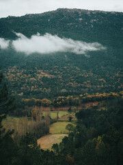 Montaña y nube