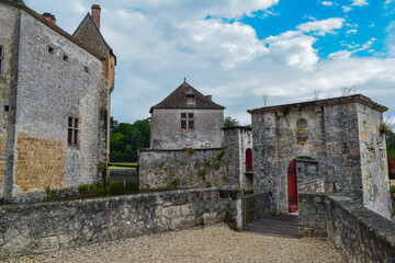 Entrada al chateau de estilo gótico siglo XIV de La Brede en Francia