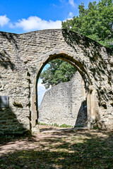 Fototapeta na wymiar Ruine der Kunigundenkapelle im Sommer bei blauem Himmel, Ippesheim, Neustadt Aisch, Franken, Bayern, Deutschland