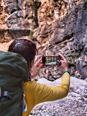 Donnna Escursionista  fa la foto nel canyon di Gorropu, Sardegna.