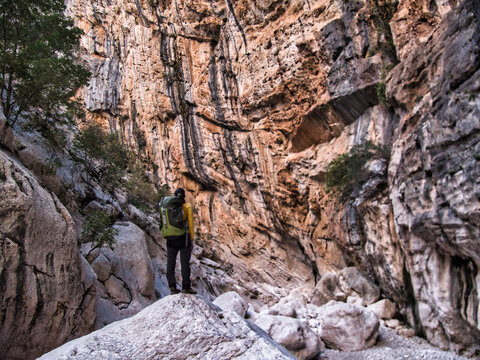 Escursionista nel Canyon a Gorropu, Sardegna.