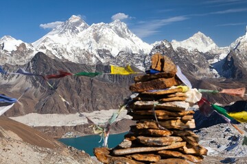 Mounts Everest Lhotse Makalu with buddhist prayer flags - obrazy, fototapety, plakaty