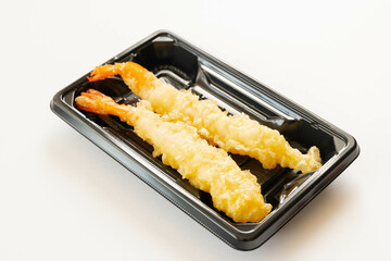 トレーに入った海老の天ぷら