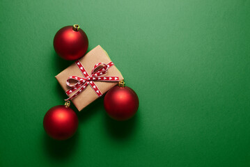Fototapeta na wymiar Christmas decoration and gift box on green background.