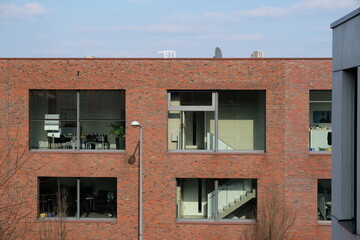 FU 2022-03-06 Vogelsang 84 Blick auf ein mordernes Gebäude aus Stein