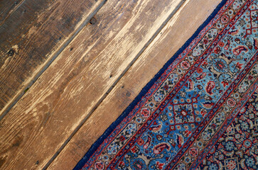 Alter Webteppich auf Holzdielenboden in altem Bauernhaus