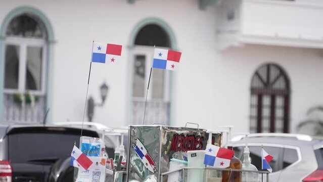 Carrito de raspadero con banderitas en ciudad de Panam&aacute;.