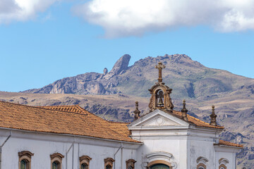 Vista de campanário externo do prédio da antiga Escola de Minas de Ouro Preto e Pico do Itacolomi...
