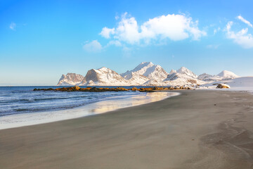 Fototapeta na wymiar Astonishing winter scenery on Storsandnes beach in the morning.