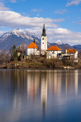 Fototapeta premium Bled lake with a church and winter Julian Alps