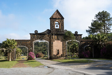 Fototapeta na wymiar Beautiful and large stone portal on a Brazilian road