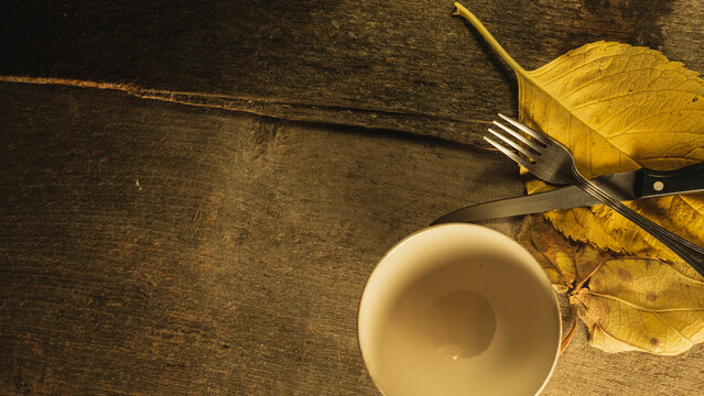 Recipiente Con Bebida Y Utensilios Para Comer