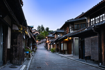 早朝の古都京都の調和と協調の街並み