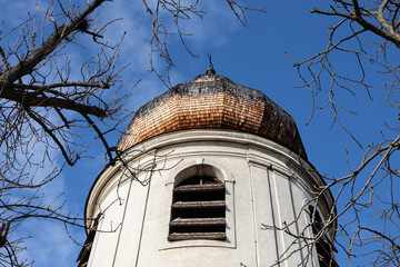 Fototapeta na wymiar AUSTRIA, MEDLING - DECEMBER 11, 2022: wooden tiled dome of a Christian church against a clear sky