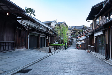 Naklejka na ściany i meble 早朝の古都京都の調和と協調の街並み