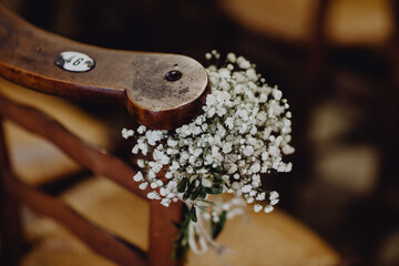 Bouquet de gypsophile attaché à la chaise en bois