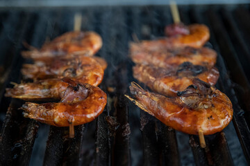 Deliciosos camarones adobados a la plancha servidos en un plato
