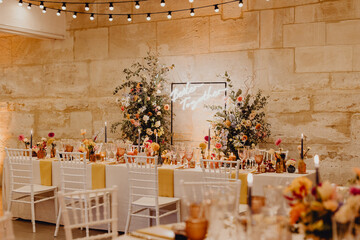 Salle de mariage fleurie et décorée avec soin