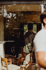 Femme photographiant son reflet dans le miroir