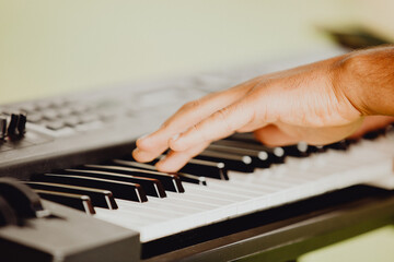 Fototapeta na wymiar Les mains du pianiste sur son clavier