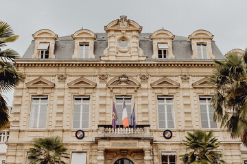 Fototapeta na wymiar Le bâtiment historique de l'hôtel de ville