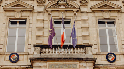 Drapeaux accrochés au balcon de la mairie - obrazy, fototapety, plakaty