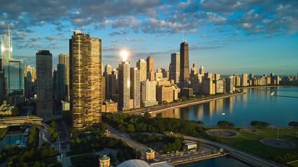 Obraz premium Stunning Chicago skyline aerial from Navy Pier in morning light