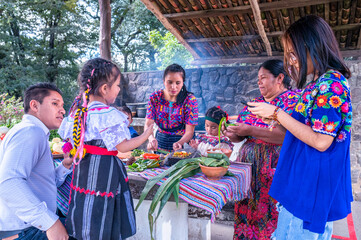  Familia preparando un platillo tradicional de Guatemala. Familia Indigena. Familia preparando almuerzo al aire libre en el parque. 