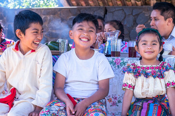 Retrato de tres hermanos sonriendo viendo a camara. Familia indigena. Hermanos Latinos sonriendo disfrutando en familia. 