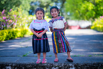 Retrato de dos  hermosas  niñas  Hispanas.  Latina con un colorido vestido al aire libre. 